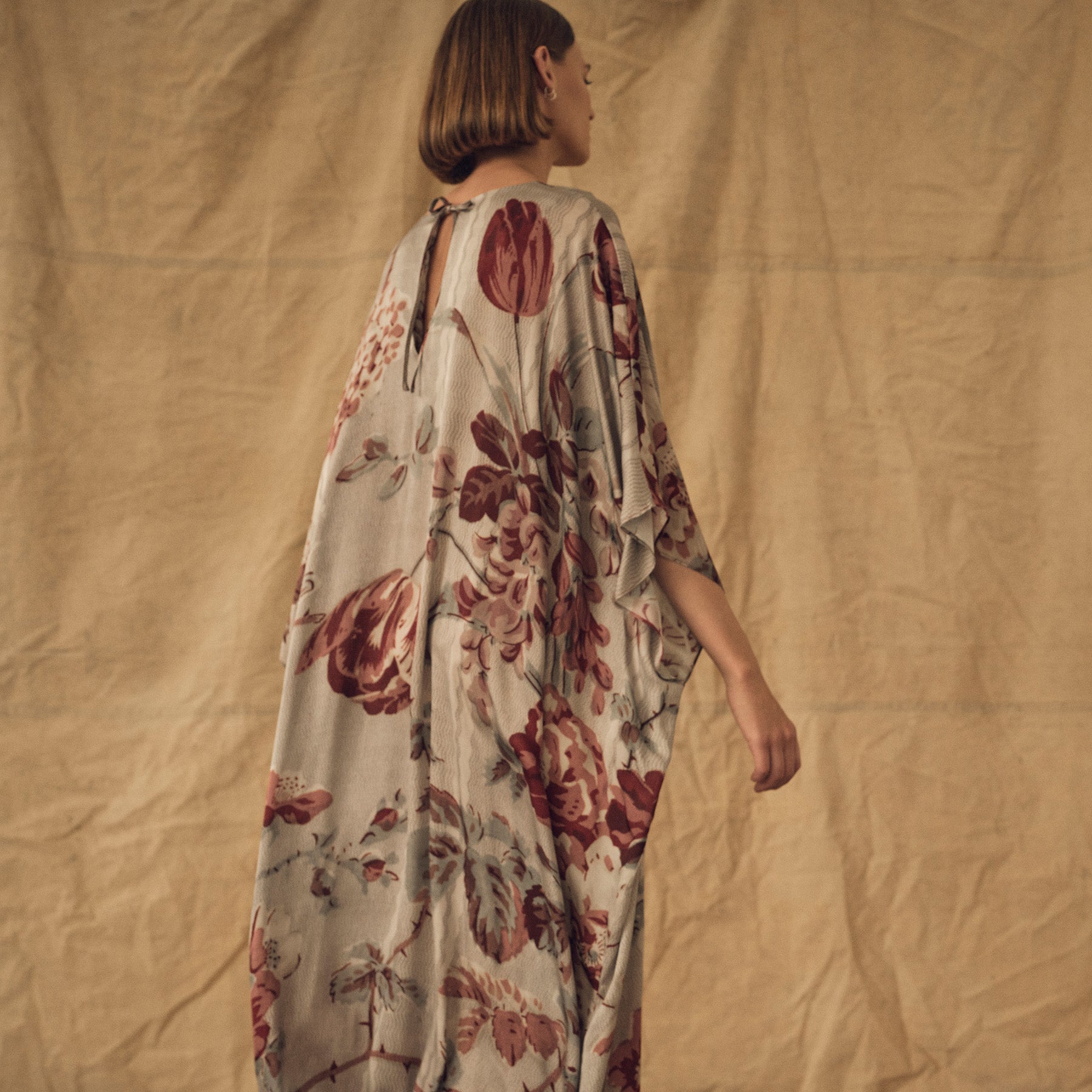 Tapis Noir Alana Kaftan Dress Grå