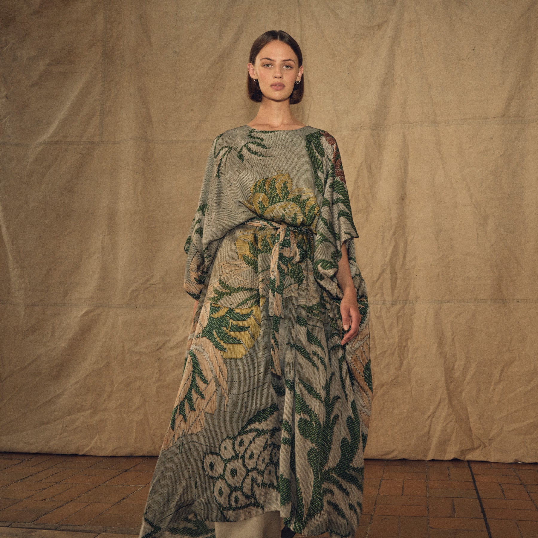 Tapis Noir Alexandra Kaftan Dress Grå