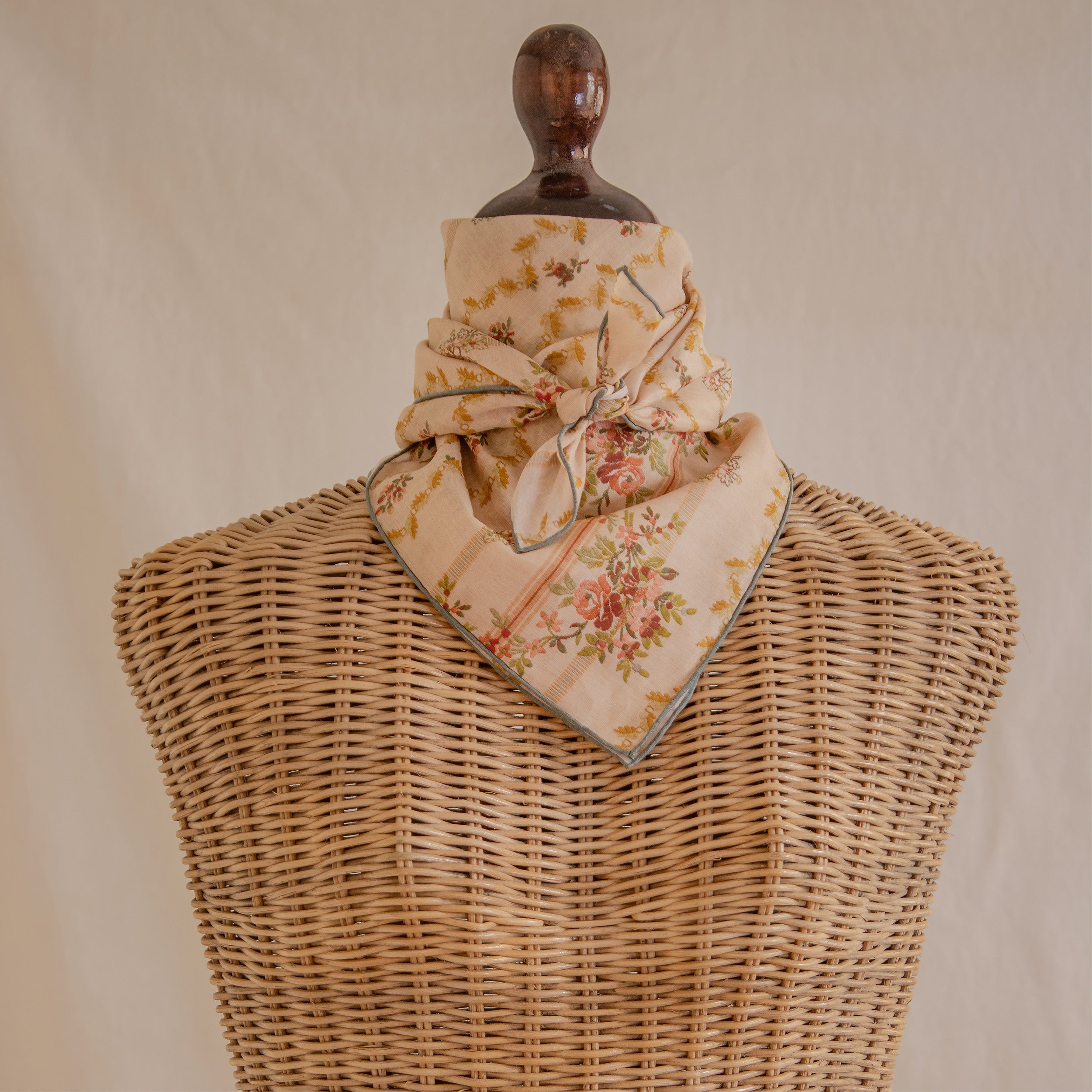 Tapis Noir Let Pastel Stribet Tørklæde Light Small (67x67cm) Beige